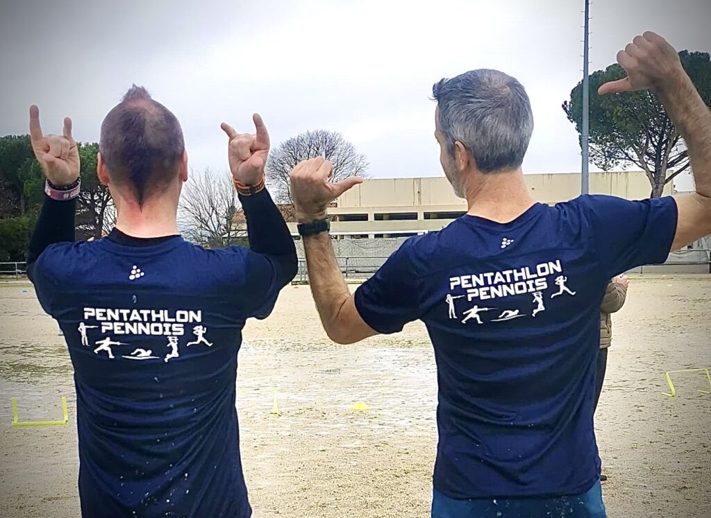 Yoan et Benoit du Pentathlon Pennois, de dos, au laserrun de TRETS en décembre 2024